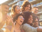 אנשים שמחים בתמונה